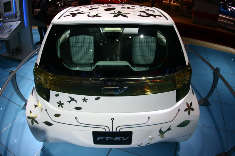 Illustration for article titled Toyota FT-EV Concept: Roller Skate-Sized Electric Sneaks Onto Detroit Show Floor